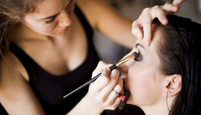 ¿Cuánto cobra una maquilladora por maquillar a una novia?
