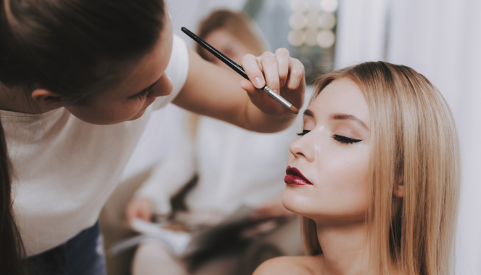 Qué es una maquilladora profesional